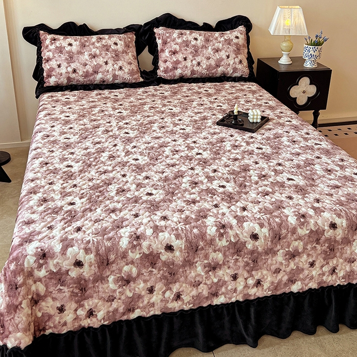 91家纺网 家纺一手货源 找家纺 鹿辉家居（原吉欧力） 2025新款牛奶绒赫本风夹棉床盖三件套 樱花-粉