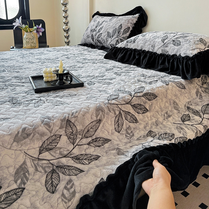 91家纺网 家纺一手货源 找家纺 鹿辉家居（原吉欧力） 2025新款牛奶绒赫本风夹棉床盖三件套 知叶-灰