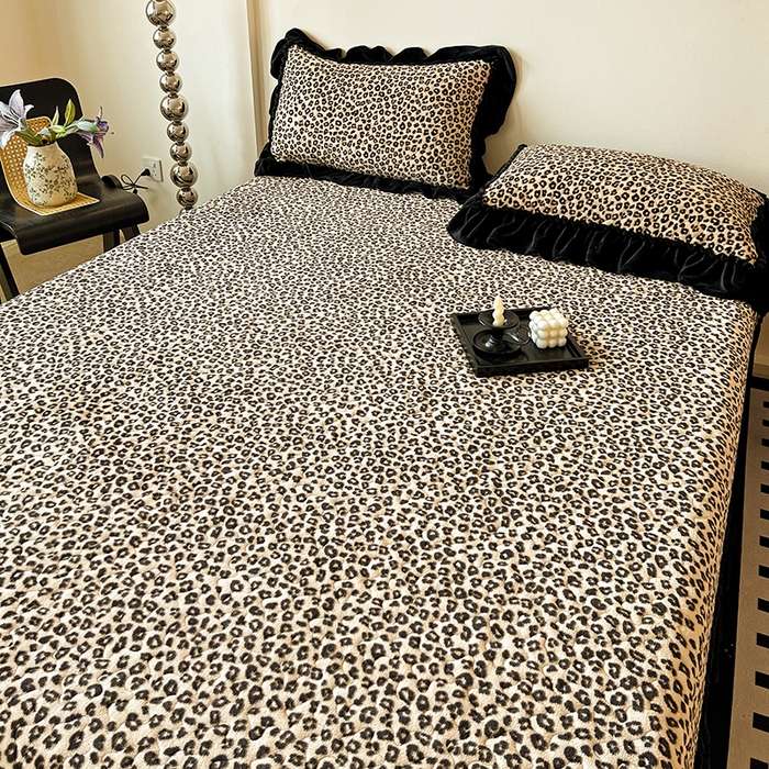 91家纺网 家纺一手货源 找家纺 （总）鹿辉家居（原吉欧力） 2025新款牛奶绒赫本风夹棉床盖三件套