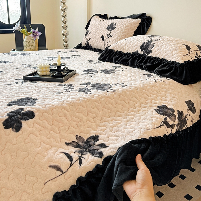 91家纺网 家纺一手货源 找家纺 鹿辉家居（原吉欧力） 2025新款牛奶绒赫本风夹棉床盖三件套 雅韵-米