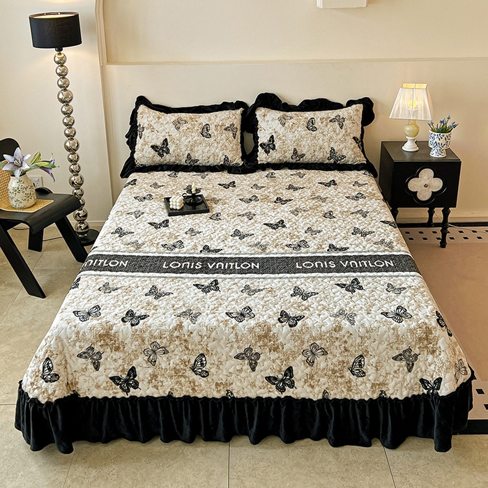 91家纺网 家纺一手货源 找家纺 （总）鹿辉家居（原吉欧力） 2025新款牛奶绒赫本风夹棉床盖三件套