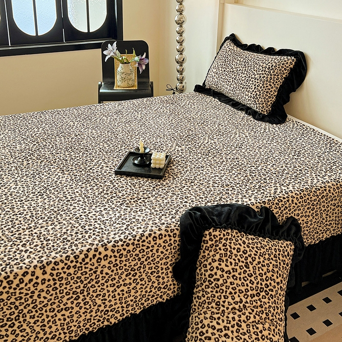 91家纺网 家纺一手货源 找家纺 （总）鹿辉家居（原吉欧力） 2025新款牛奶绒赫本风夹棉床盖三件套