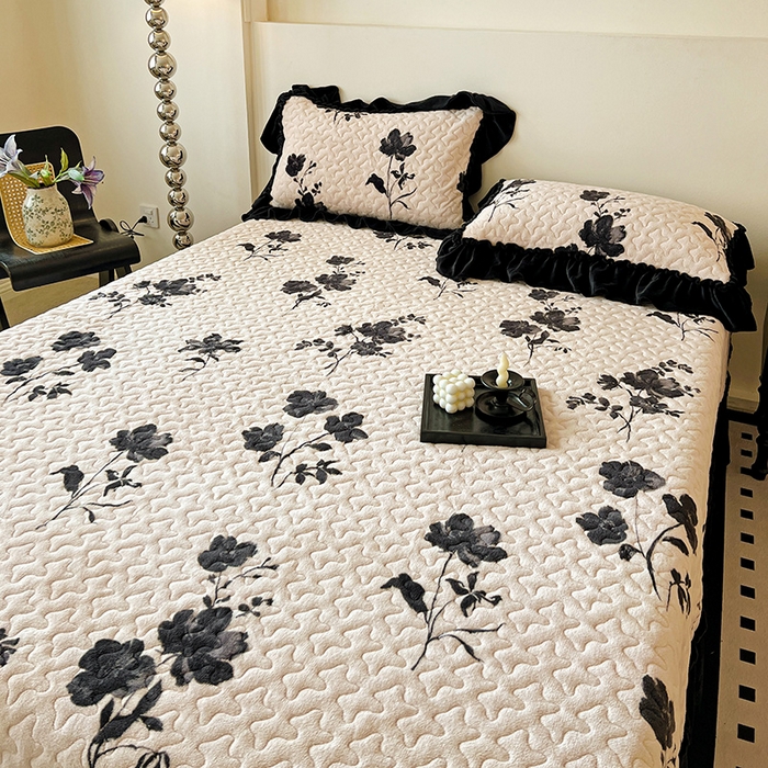 91家纺网 家纺一手货源 找家纺 鹿辉家居（原吉欧力） 2025新款牛奶绒赫本风夹棉床盖三件套 雅韵-米