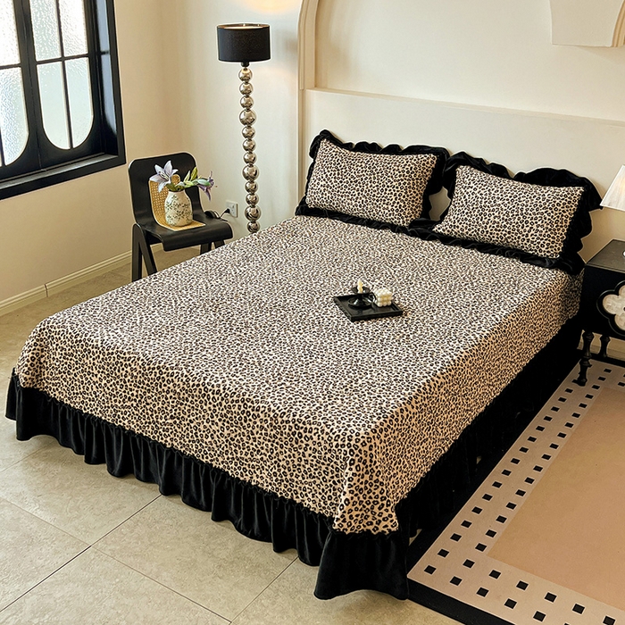 91家纺网 家纺一手货源 找家纺 （总）鹿辉家居（原吉欧力） 2025新款牛奶绒赫本风夹棉床盖三件套