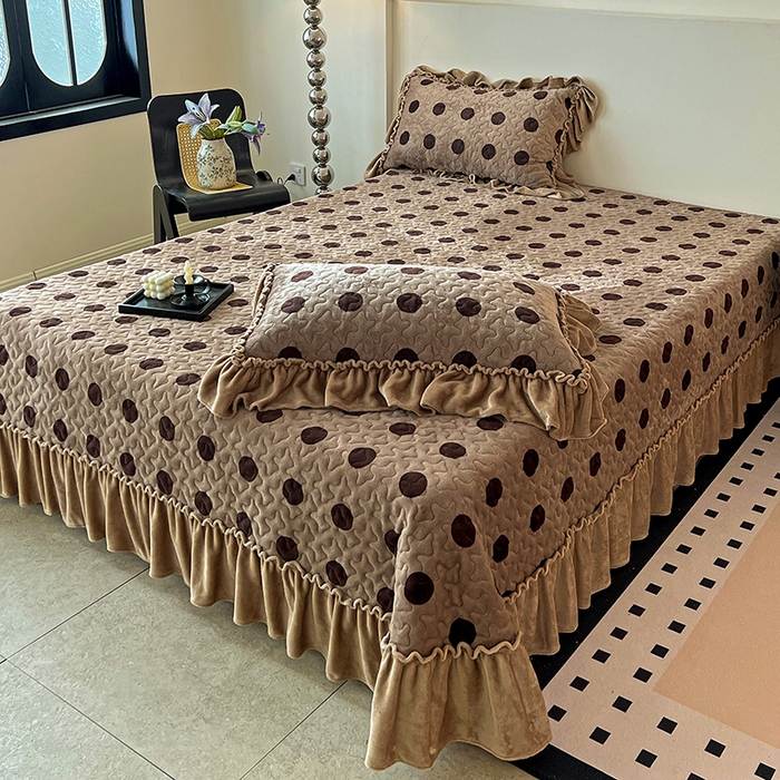 91家纺网 家纺一手货源 找家纺 鹿辉家居（原吉欧力） 2025新款牛奶绒赫本风夹棉床盖三件套 圈点-咖