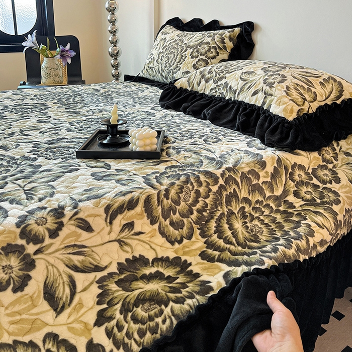 91家纺网 家纺一手货源 找家纺 鹿辉家居（原吉欧力） 2025新款牛奶绒赫本风夹棉床盖三件套 花海-绿