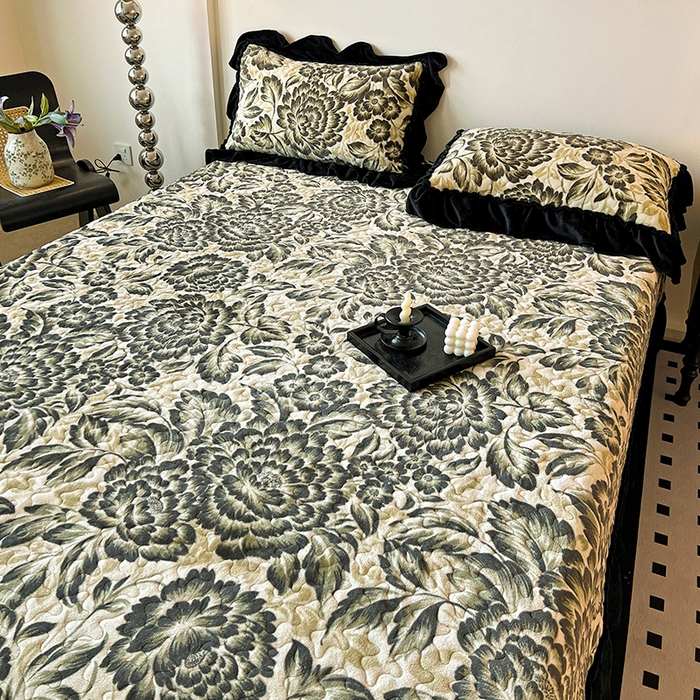 91家纺网 家纺一手货源 找家纺 鹿辉家居（原吉欧力） 2025新款牛奶绒赫本风夹棉床盖三件套 花海-绿