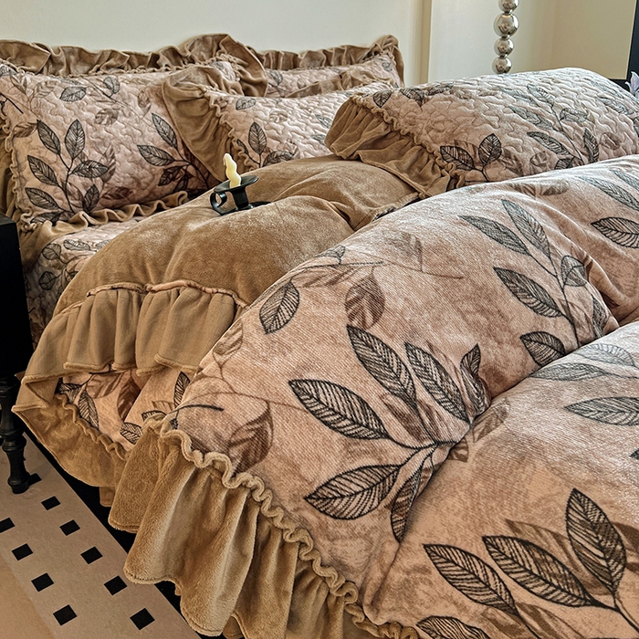 91家纺网 家纺一手货源 找家纺 鹿辉家居（原吉欧力） 2025新款牛奶绒赫本风夹棉床盖三件套 知叶-咖