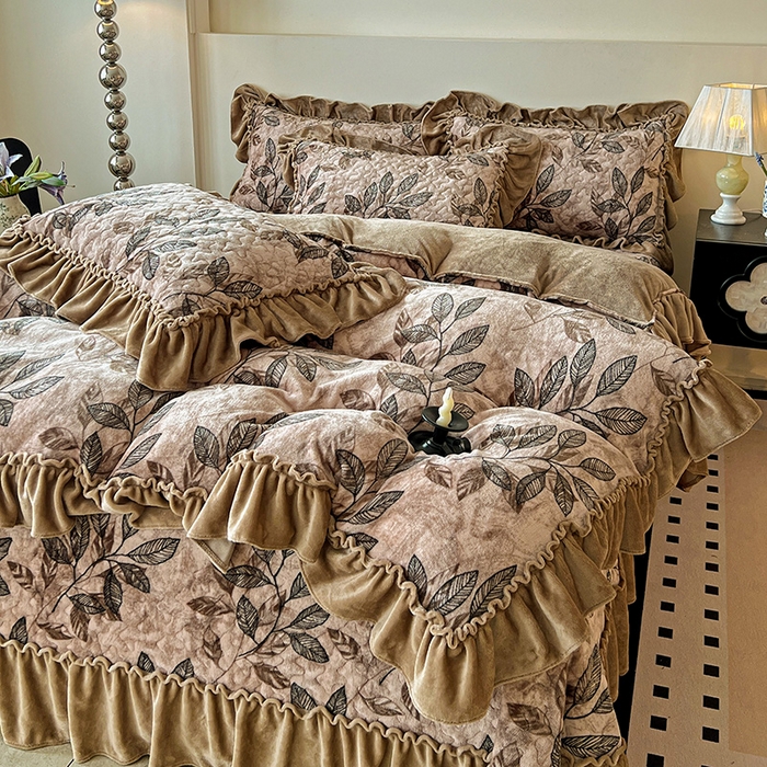 91家纺网 家纺一手货源 找家纺 鹿辉家居（原吉欧力） 2025新款牛奶绒赫本风夹棉床盖三件套 知叶-咖