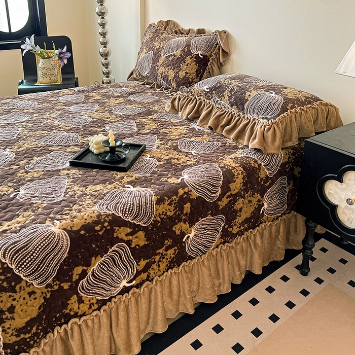 91家纺网 家纺一手货源 找家纺 鹿辉家居（原吉欧力） 2025新款牛奶绒赫本风夹棉床盖三件套 南瓜-咖