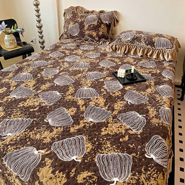 91家纺网 家纺一手货源 找家纺 鹿辉家居（原吉欧力） 2025新款牛奶绒赫本风夹棉床盖三件套 南瓜-咖