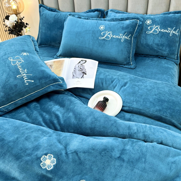 91家纺网 家纺一手货源 找家纺 鑫利来家纺 2025新款简约牛奶绒绣花四件套-铃兰系列 铃兰-宾利蓝