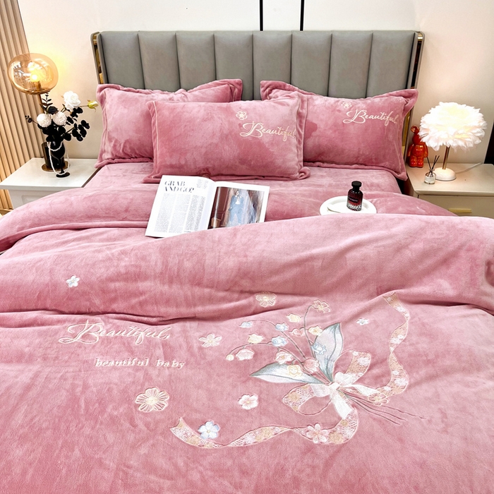 91家纺网 家纺一手货源 找家纺 逸林家纺《原希尔顿逸林》 2025新款简约牛奶绒绣花四件套-铃兰系列 铃兰-豆沙