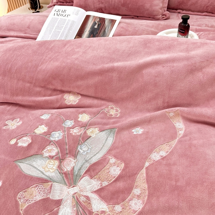 91家纺网 家纺一手货源 找家纺 逸林家纺《原希尔顿逸林》 2025新款简约牛奶绒绣花四件套-铃兰系列 铃兰-豆沙