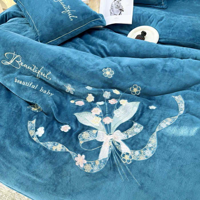 91家纺网 家纺一手货源 找家纺 鑫利来家纺 2025新款简约牛奶绒绣花四件套-铃兰系列 铃兰-宾利蓝