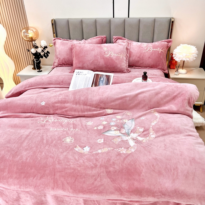 91家纺网 家纺一手货源 找家纺 逸林家纺《原希尔顿逸林》 2025新款简约牛奶绒绣花四件套-铃兰系列 铃兰-豆沙