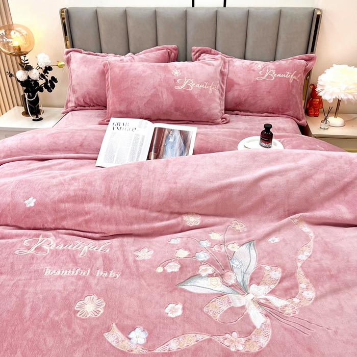 91家纺网 家纺一手货源 找家纺 逸林家纺《原希尔顿逸林》 2025新款简约牛奶绒绣花四件套-铃兰系列 铃兰-豆沙