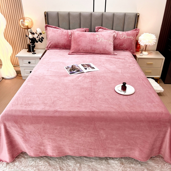 91家纺网 家纺一手货源 找家纺 逸林家纺《原希尔顿逸林》 2025新款简约牛奶绒绣花四件套-铃兰系列 铃兰-豆沙