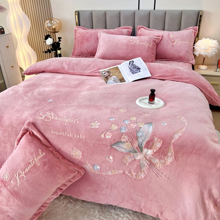 91家纺网 家纺一手货源 找家纺 逸林家纺《原希尔顿逸林》 2025新款简约牛奶绒绣花四件套-铃兰系列 铃兰-豆沙