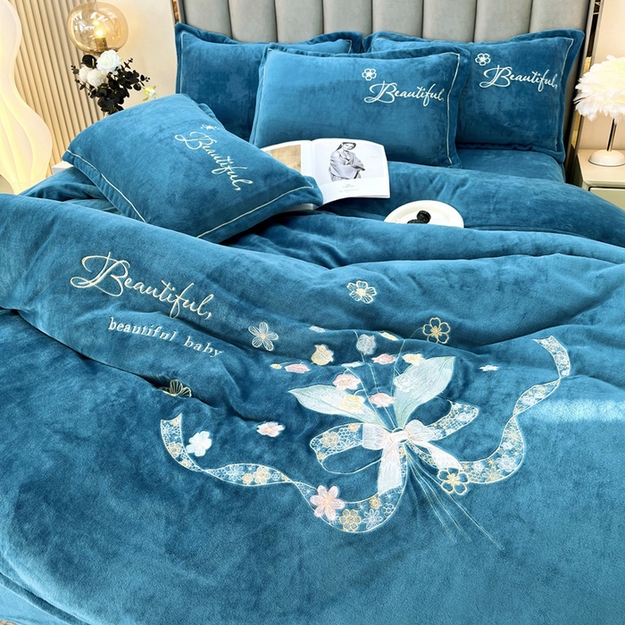 91家纺网 家纺一手货源 找家纺 鑫利来家纺 2025新款简约牛奶绒绣花四件套-铃兰系列 铃兰-宾利蓝