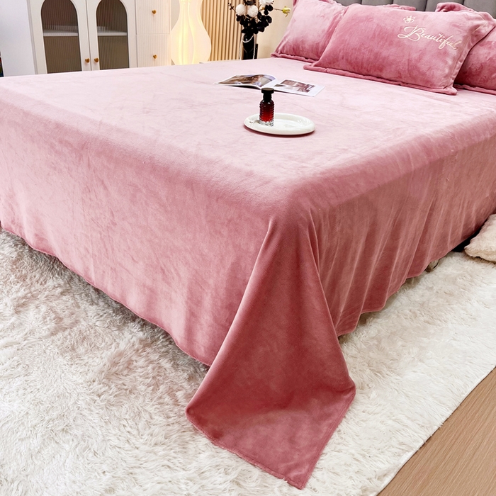 91家纺网 家纺一手货源 找家纺 逸林家纺《原希尔顿逸林》 2025新款简约牛奶绒绣花四件套-铃兰系列 铃兰-豆沙