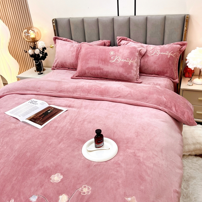 91家纺网 家纺一手货源 找家纺 逸林家纺《原希尔顿逸林》 2025新款简约牛奶绒绣花四件套-铃兰系列 铃兰-豆沙