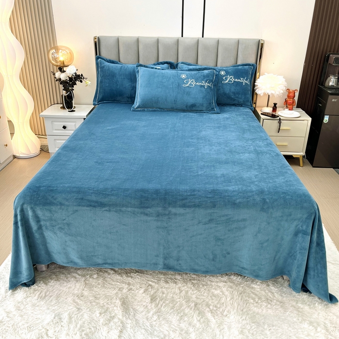 91家纺网 家纺一手货源 找家纺 鑫利来家纺 2025新款简约牛奶绒绣花四件套-铃兰系列 铃兰-宾利蓝