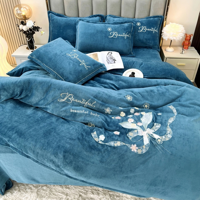 91家纺网 家纺一手货源 找家纺 鑫利来家纺 2025新款简约牛奶绒绣花四件套-铃兰系列 铃兰-宾利蓝