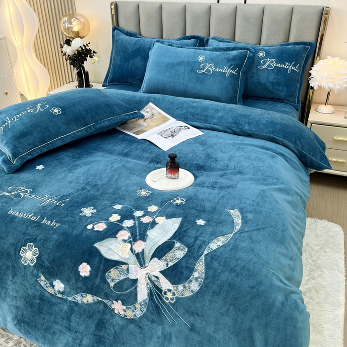 91家纺网 家纺一手货源 找家纺 鑫利来家纺 2025新款简约牛奶绒绣花四件套-铃兰系列 铃兰-宾利蓝