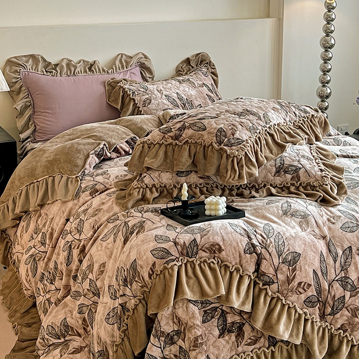 91家纺网 家纺一手货源 找家纺 鹿辉家居（原吉欧力） 2025新款牛奶绒赫本风夹棉床盖四件套 知叶-咖