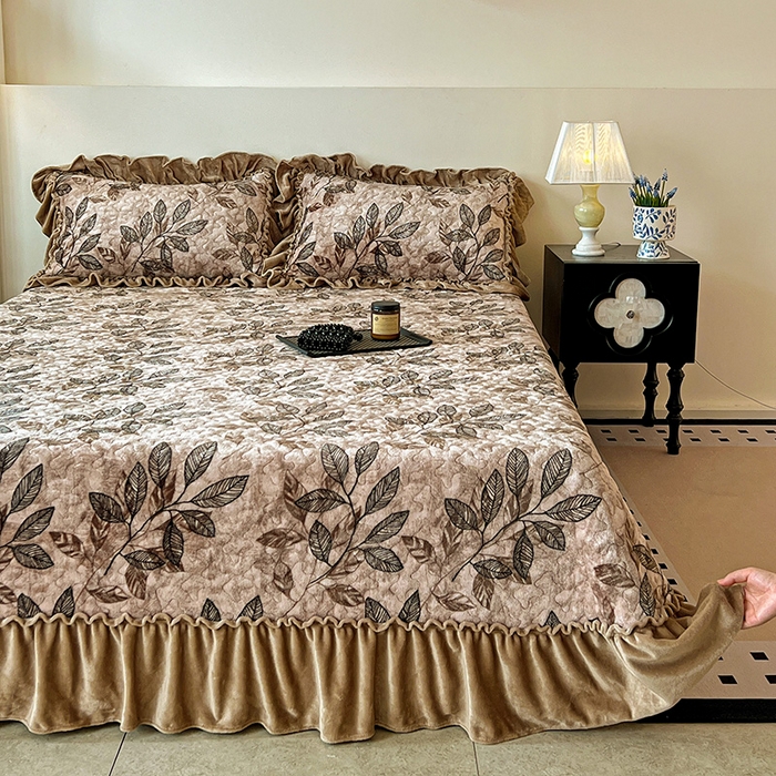 91家纺网 家纺一手货源 找家纺 鹿辉家居（原吉欧力） 2025新款牛奶绒赫本风夹棉床盖四件套 知叶-咖