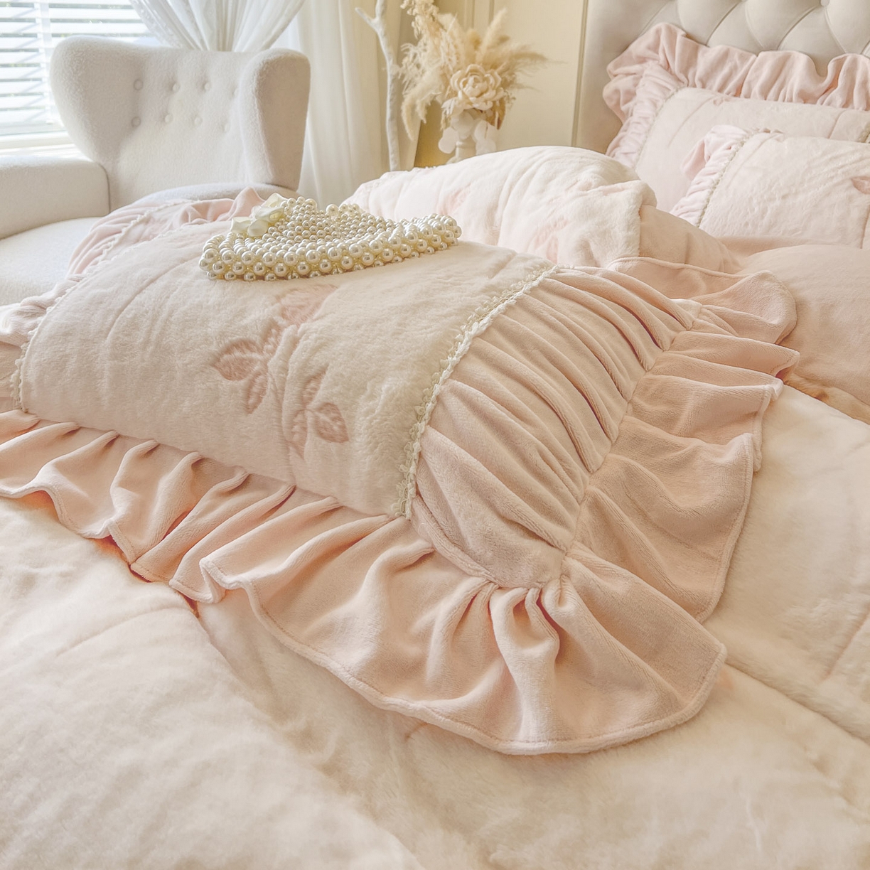 91家纺网 家纺一手货源 找家纺 亲亲公主 2025新款加厚高克重牛奶绒法式公主风四件套-热恋玫瑰 粉玉