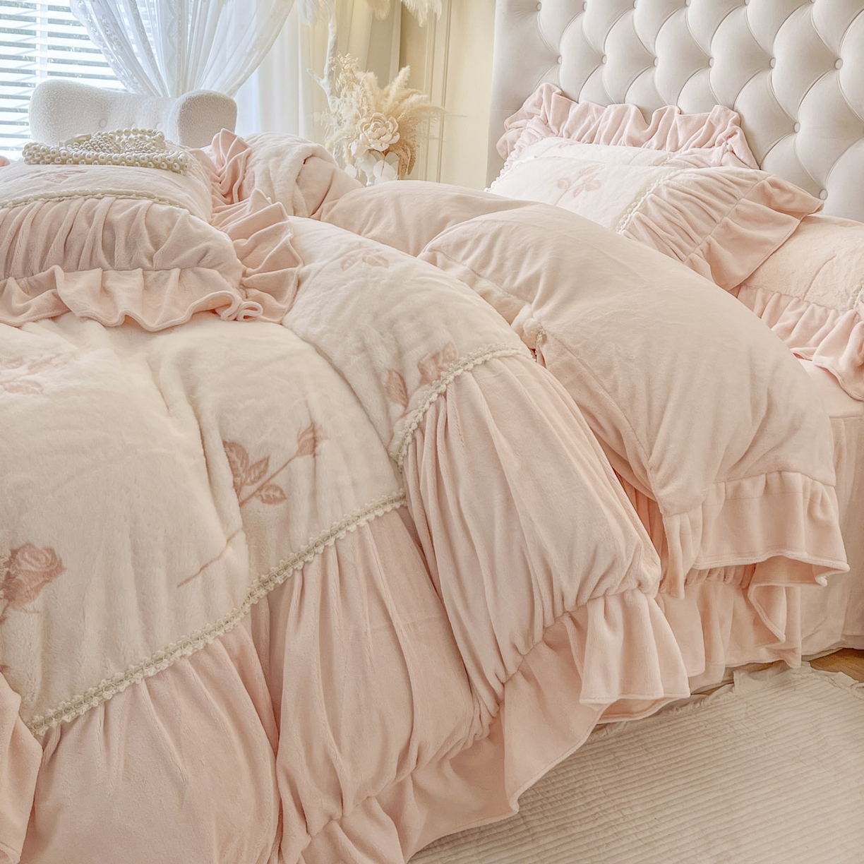 91家纺网 家纺一手货源 找家纺 亲亲公主 2025新款加厚高克重牛奶绒法式公主风四件套-热恋玫瑰 粉玉