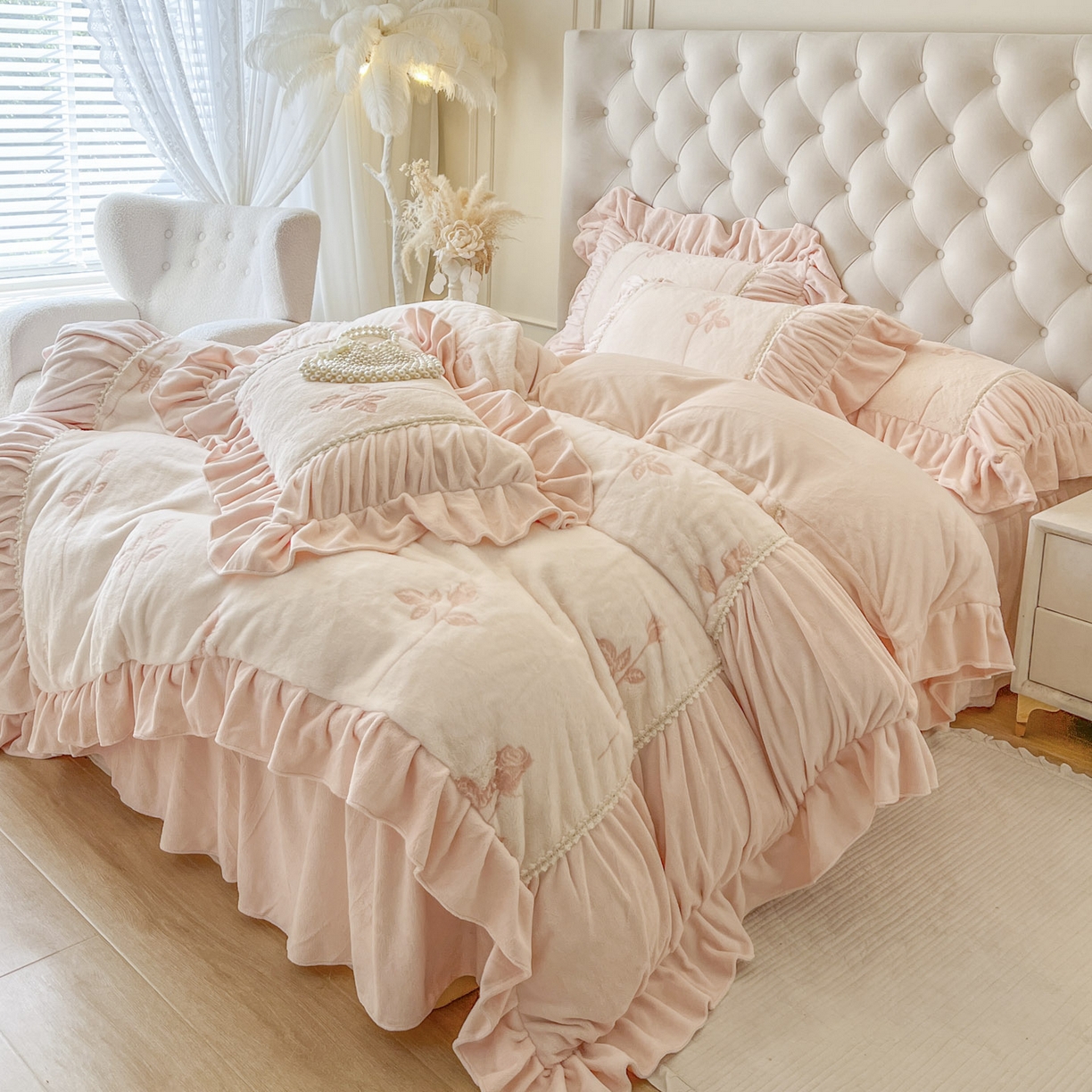 91家纺网 家纺一手货源 找家纺 亲亲公主 2025新款加厚高克重牛奶绒法式公主风四件套-热恋玫瑰 粉玉