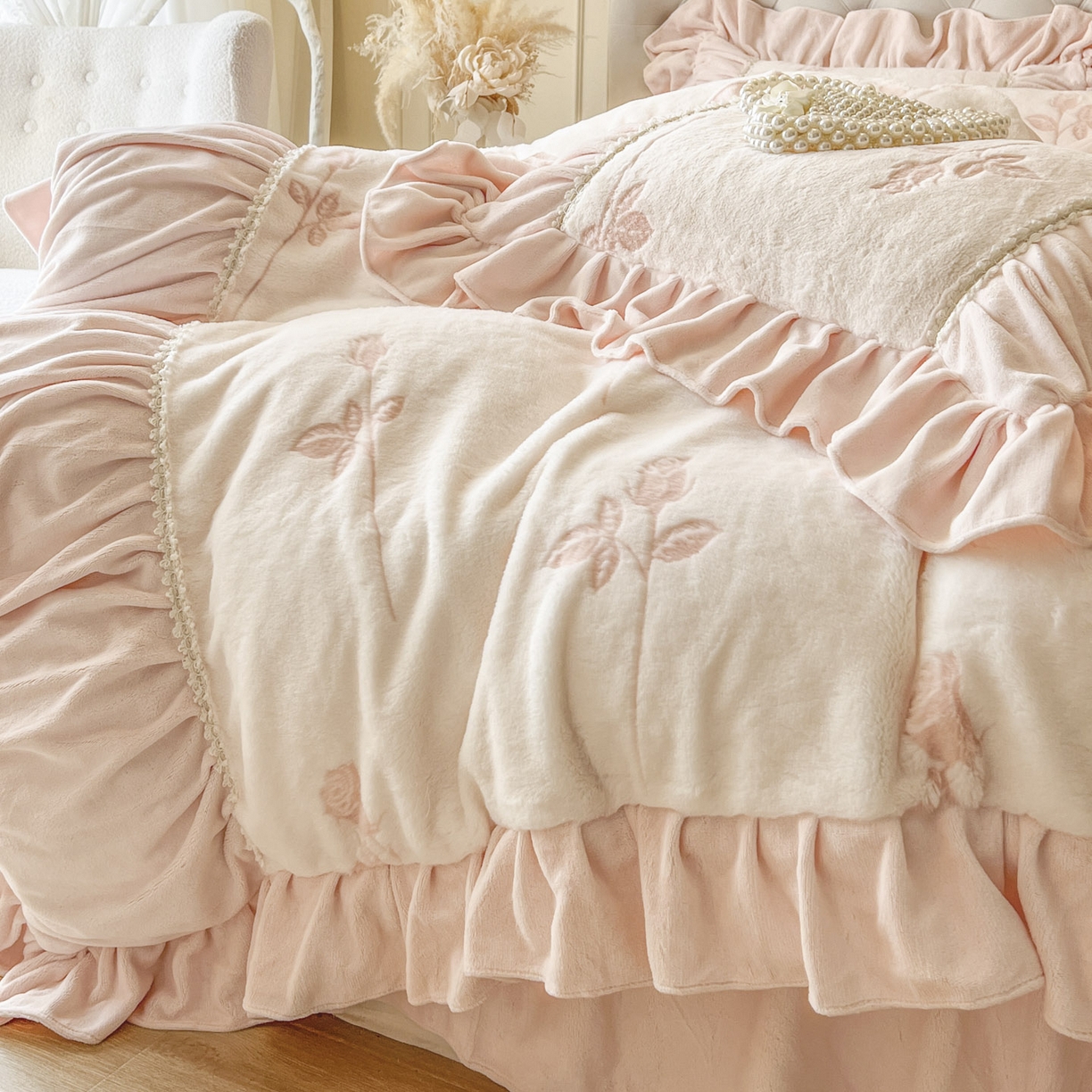 91家纺网 家纺一手货源 找家纺 亲亲公主 2025新款加厚高克重牛奶绒法式公主风四件套-热恋玫瑰 粉玉