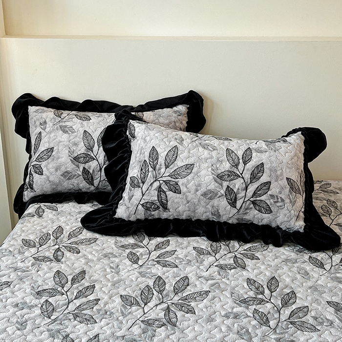 91家纺网 家纺一手货源 找家纺 鹿辉家居（原吉欧力） 2025新款牛奶绒赫本风夹棉床盖四件套 知叶-灰