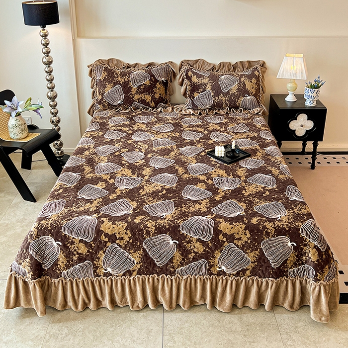 91家纺网 家纺一手货源 找家纺 鹿辉家居（原吉欧力） 2025新款牛奶绒赫本风夹棉床盖四件套 南瓜-咖