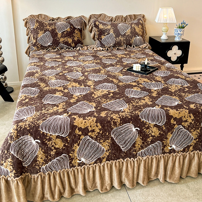 91家纺网 家纺一手货源 找家纺 鹿辉家居（原吉欧力） 2025新款牛奶绒赫本风夹棉床盖四件套 南瓜-咖