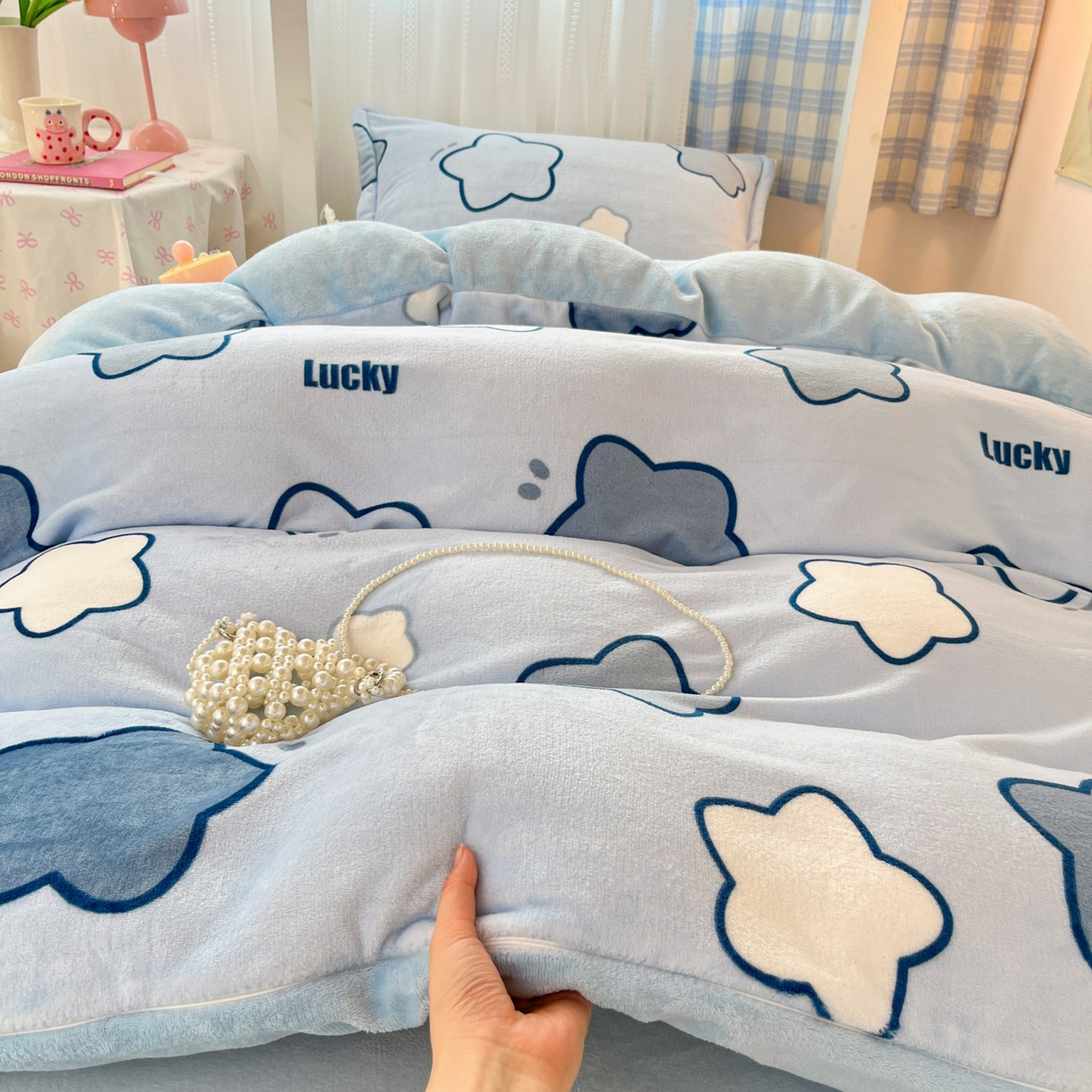 91家纺网 家纺一手货源 找家纺 川悦生活 2025新款加厚保暖高克重牛奶绒宿舍三件套 天空星系