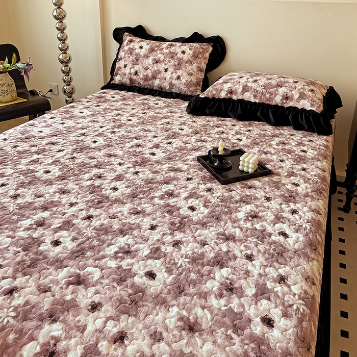 91家纺网 家纺一手货源 找家纺 鹿辉家居（原吉欧力） 2025新款牛奶绒赫本风夹棉床盖四件套 樱花-粉