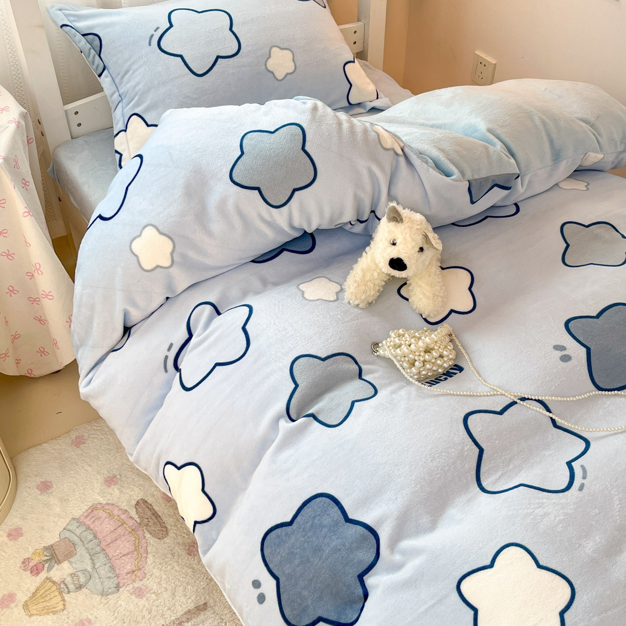 91家纺网 家纺一手货源 找家纺 川悦生活 2025新款加厚保暖高克重牛奶绒宿舍三件套 天空星系