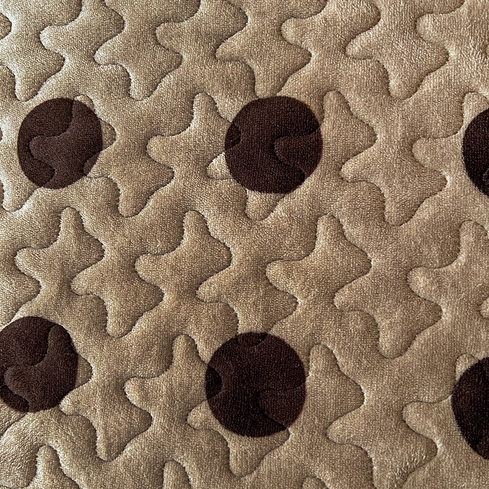 91家纺网 家纺一手货源 找家纺 鹿辉家居（原吉欧力） 2025新款牛奶绒赫本风夹棉床盖四件套 圈点-咖