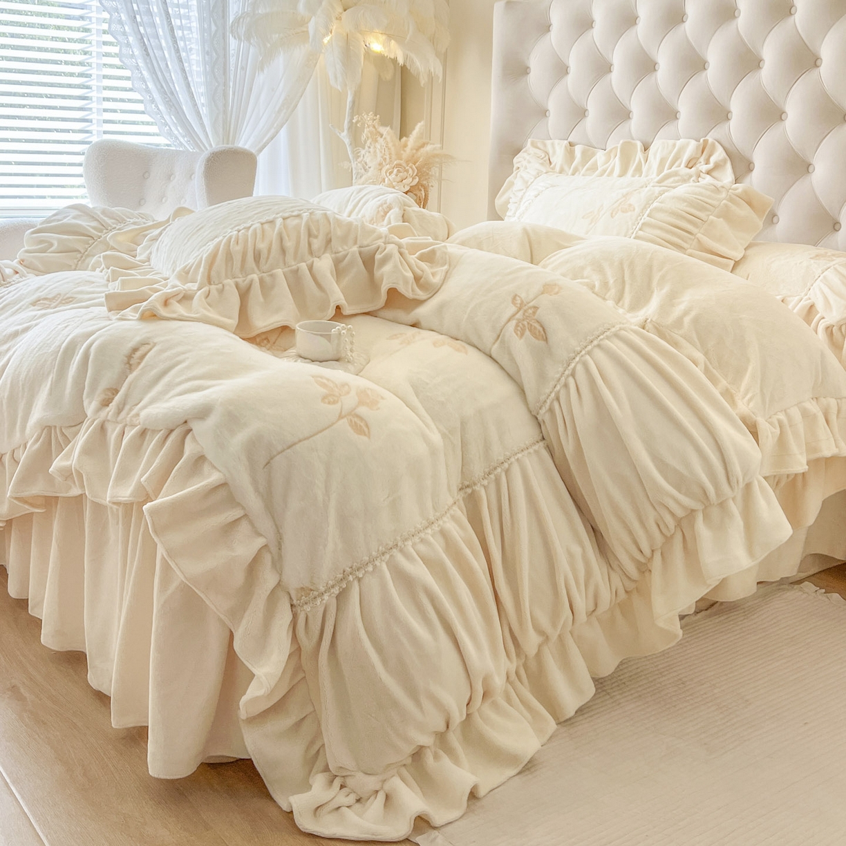 91家纺网 家纺一手货源 找家纺 亲亲公主 2025新款加厚高克重牛奶绒法式公主风四件套-热恋玫瑰 奶白