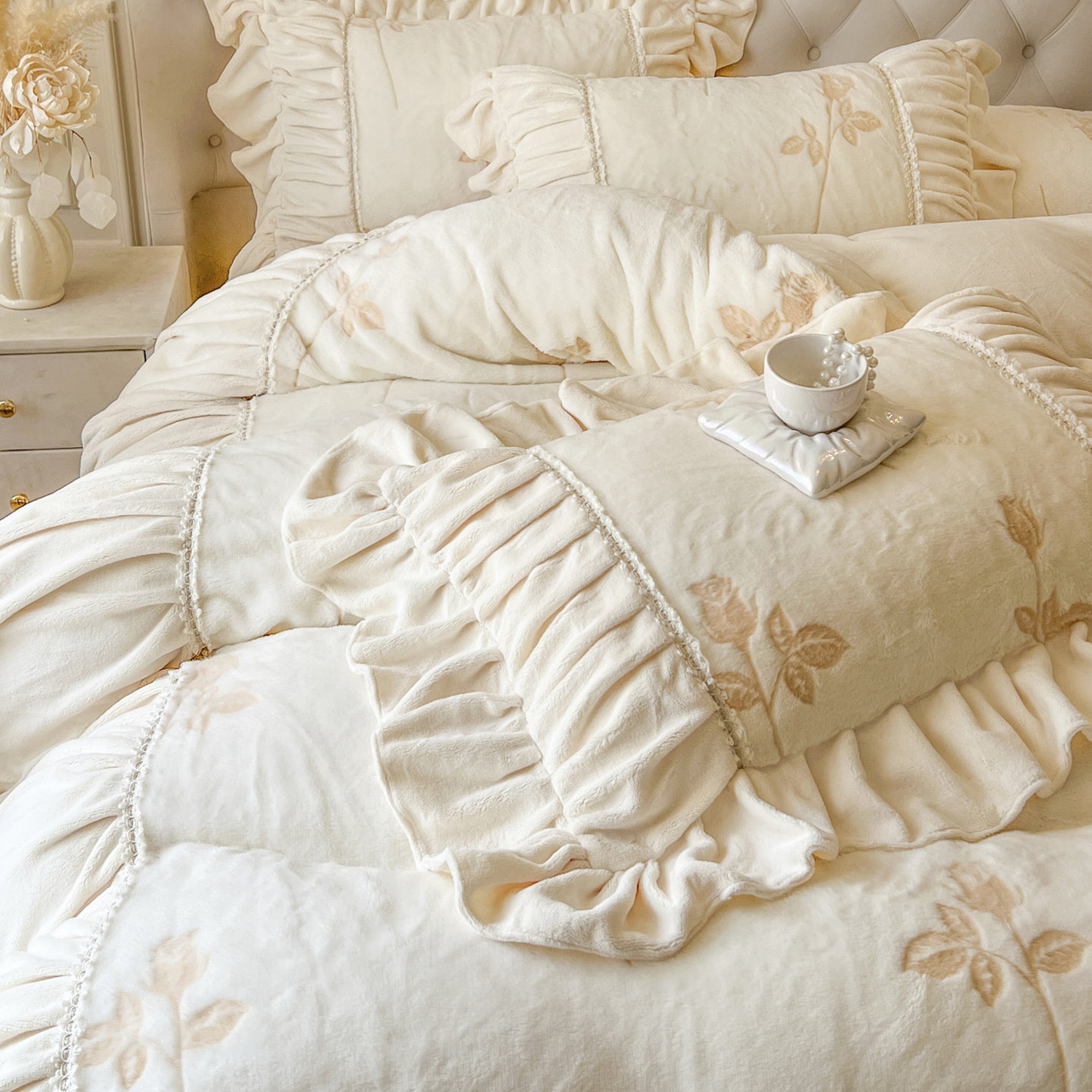 91家纺网 家纺一手货源 找家纺 亲亲公主 2025新款加厚高克重牛奶绒法式公主风四件套-热恋玫瑰 奶白