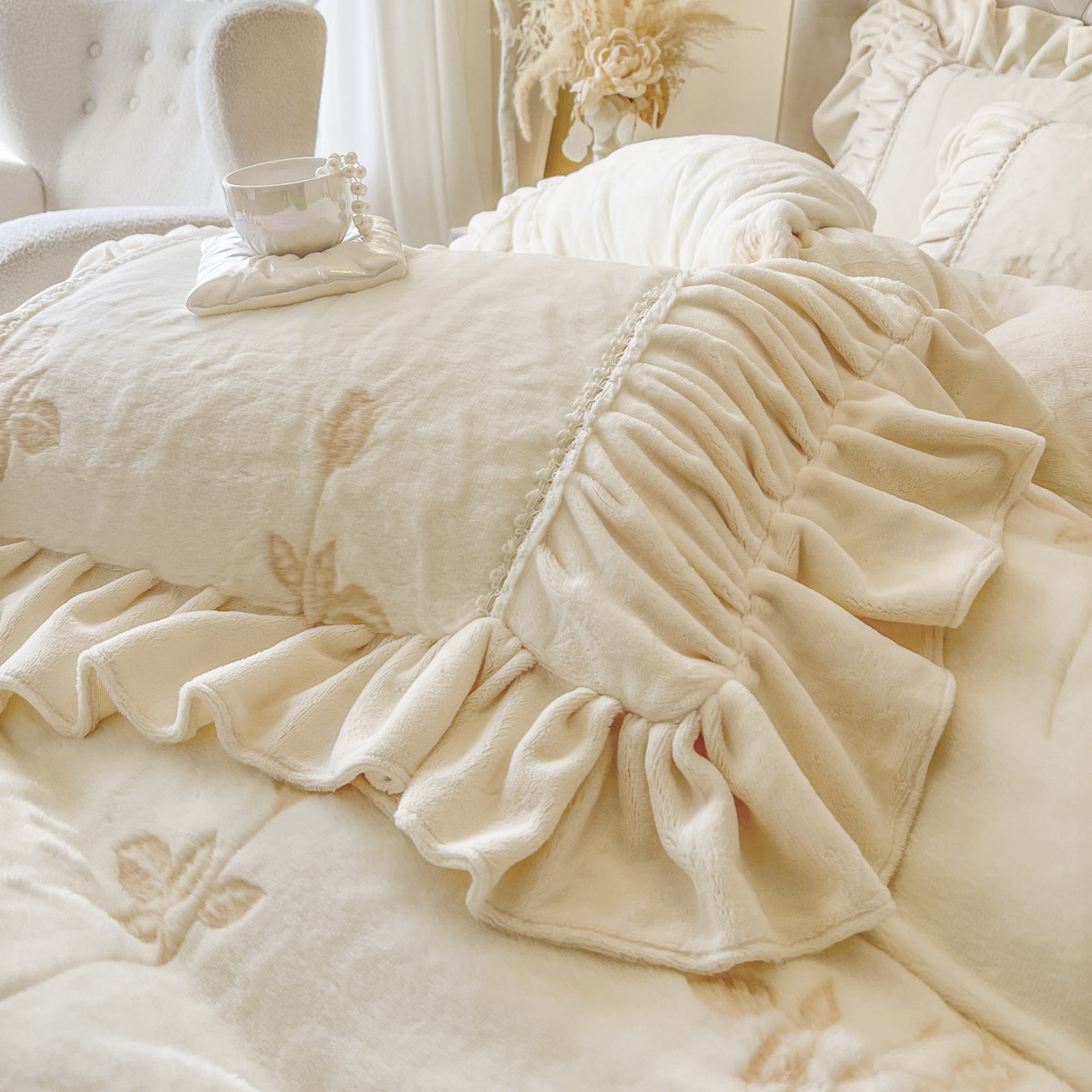 91家纺网 家纺一手货源 找家纺 亲亲公主 2025新款加厚高克重牛奶绒法式公主风四件套-热恋玫瑰 奶白