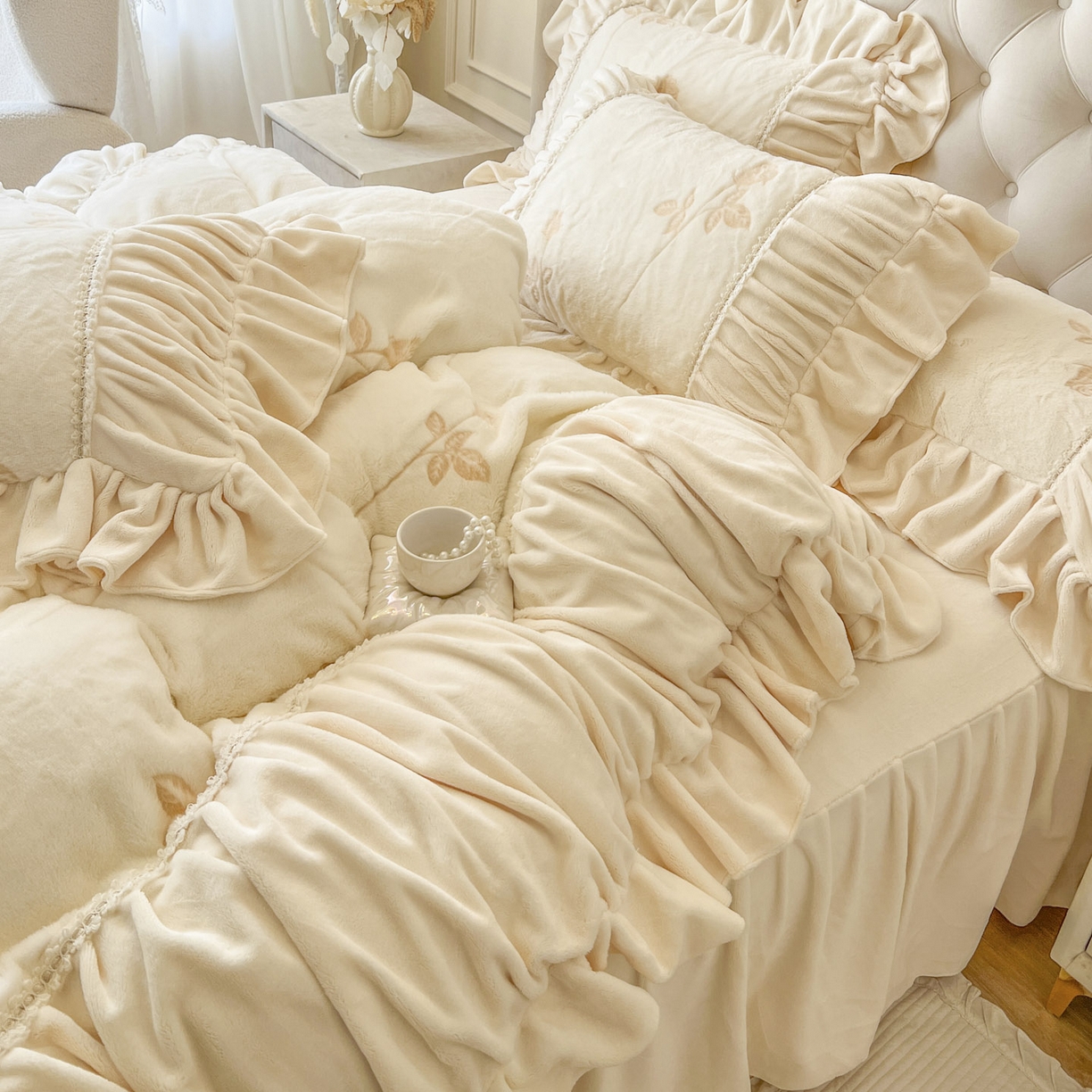 91家纺网 家纺一手货源 找家纺 亲亲公主 2025新款加厚高克重牛奶绒法式公主风四件套-热恋玫瑰 奶白