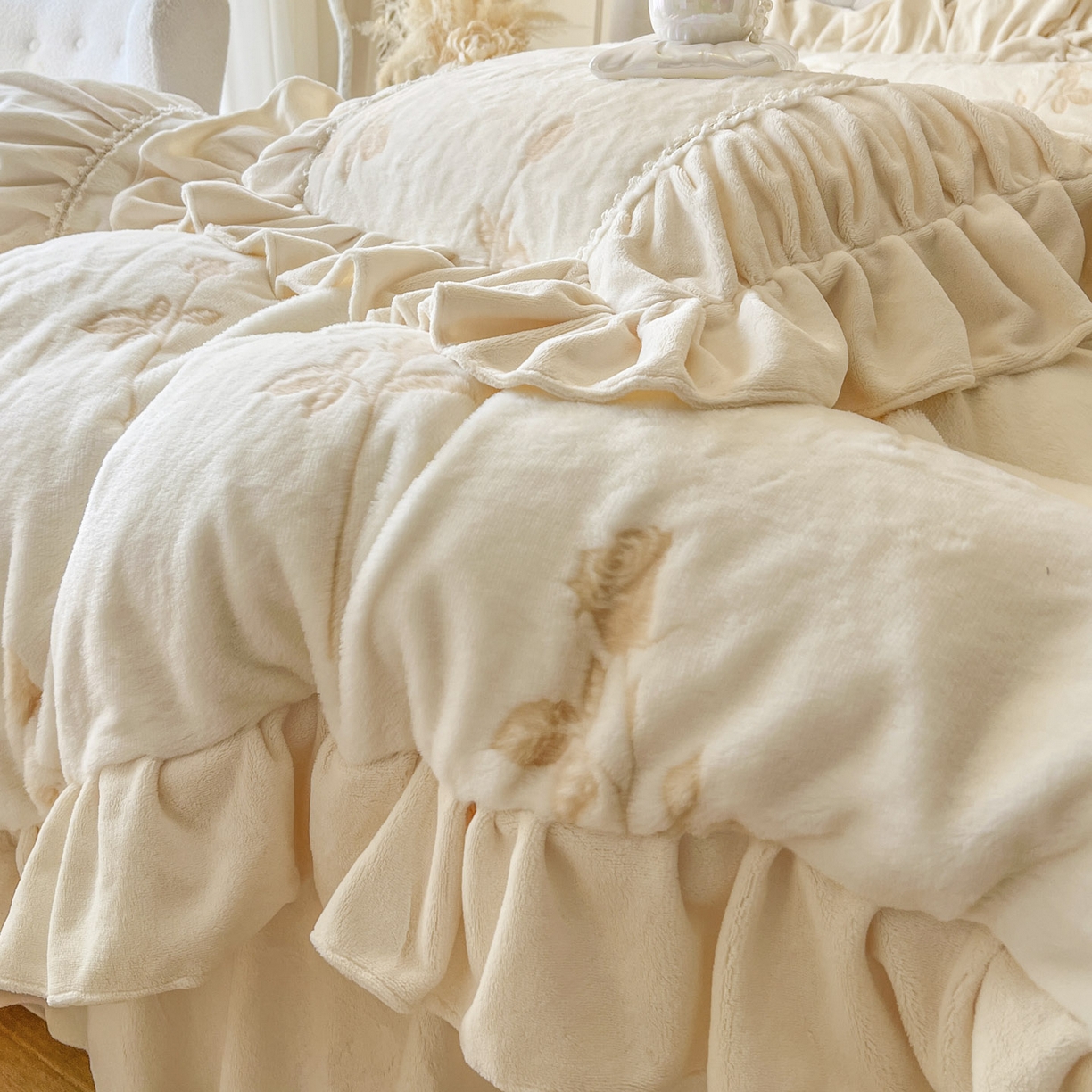 91家纺网 家纺一手货源 找家纺 亲亲公主 2025新款加厚高克重牛奶绒法式公主风四件套-热恋玫瑰 奶白