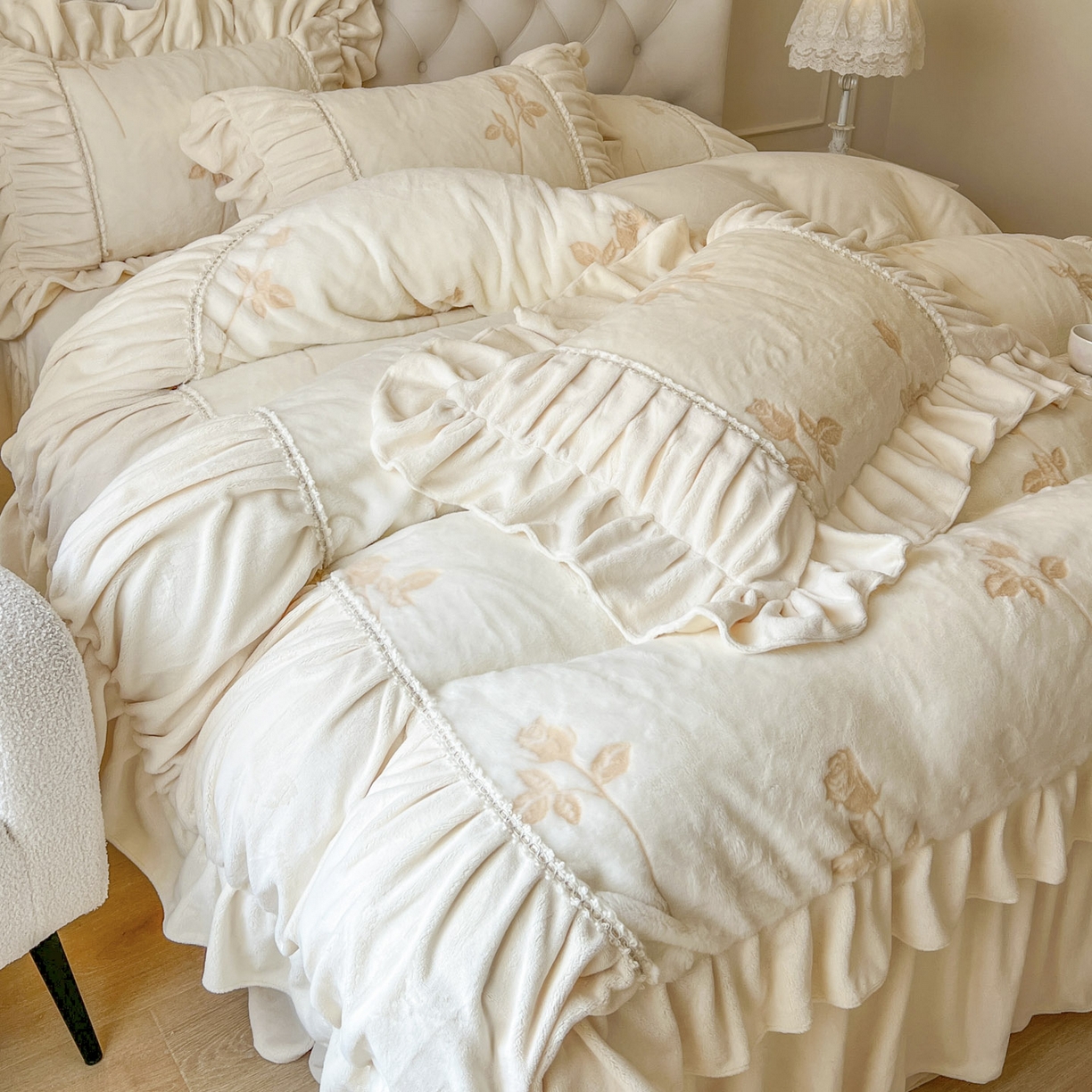 91家纺网 家纺一手货源 找家纺 亲亲公主 2025新款加厚高克重牛奶绒法式公主风四件套-热恋玫瑰 奶白