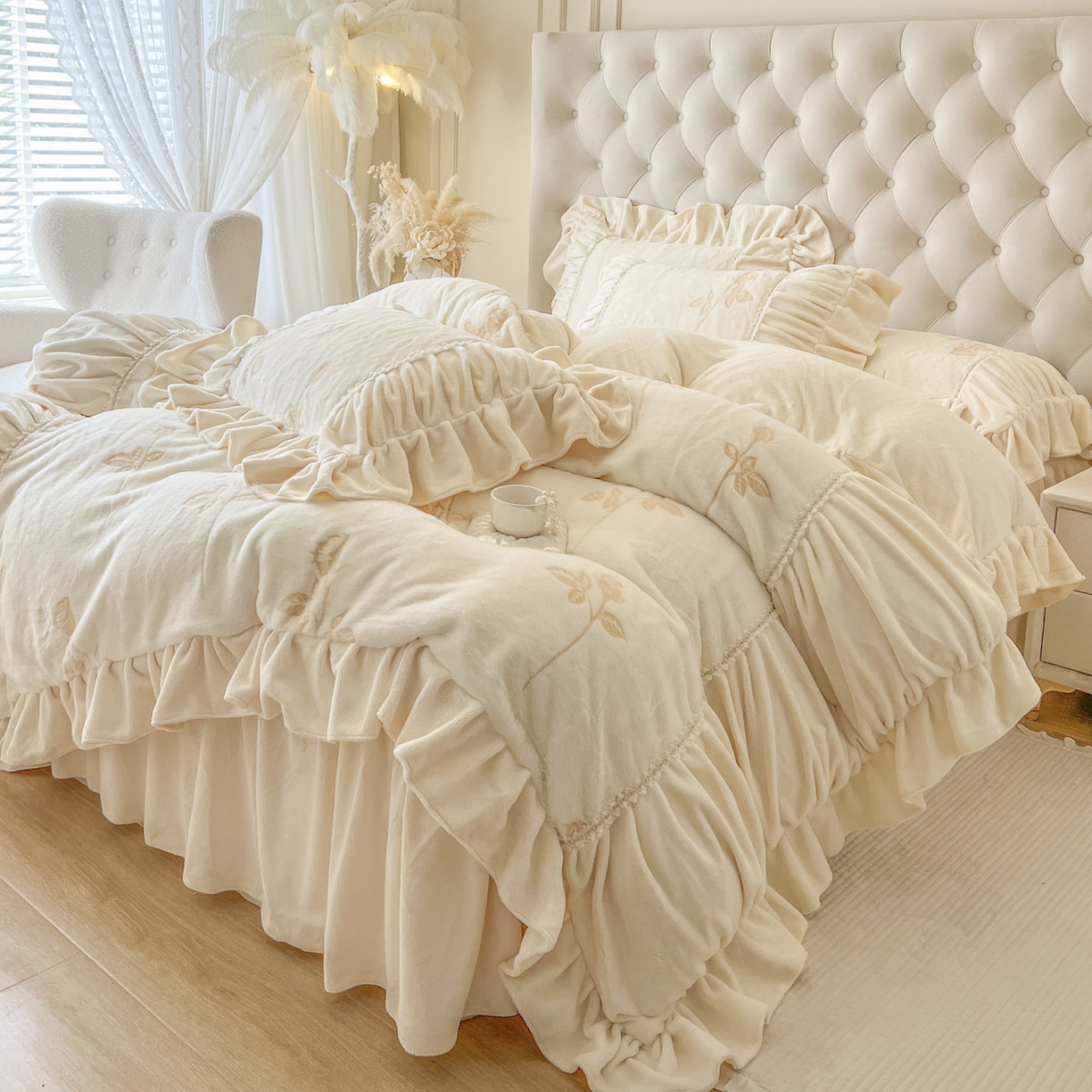 91家纺网 家纺一手货源 找家纺 亲亲公主 2025新款加厚高克重牛奶绒法式公主风四件套-热恋玫瑰 奶白