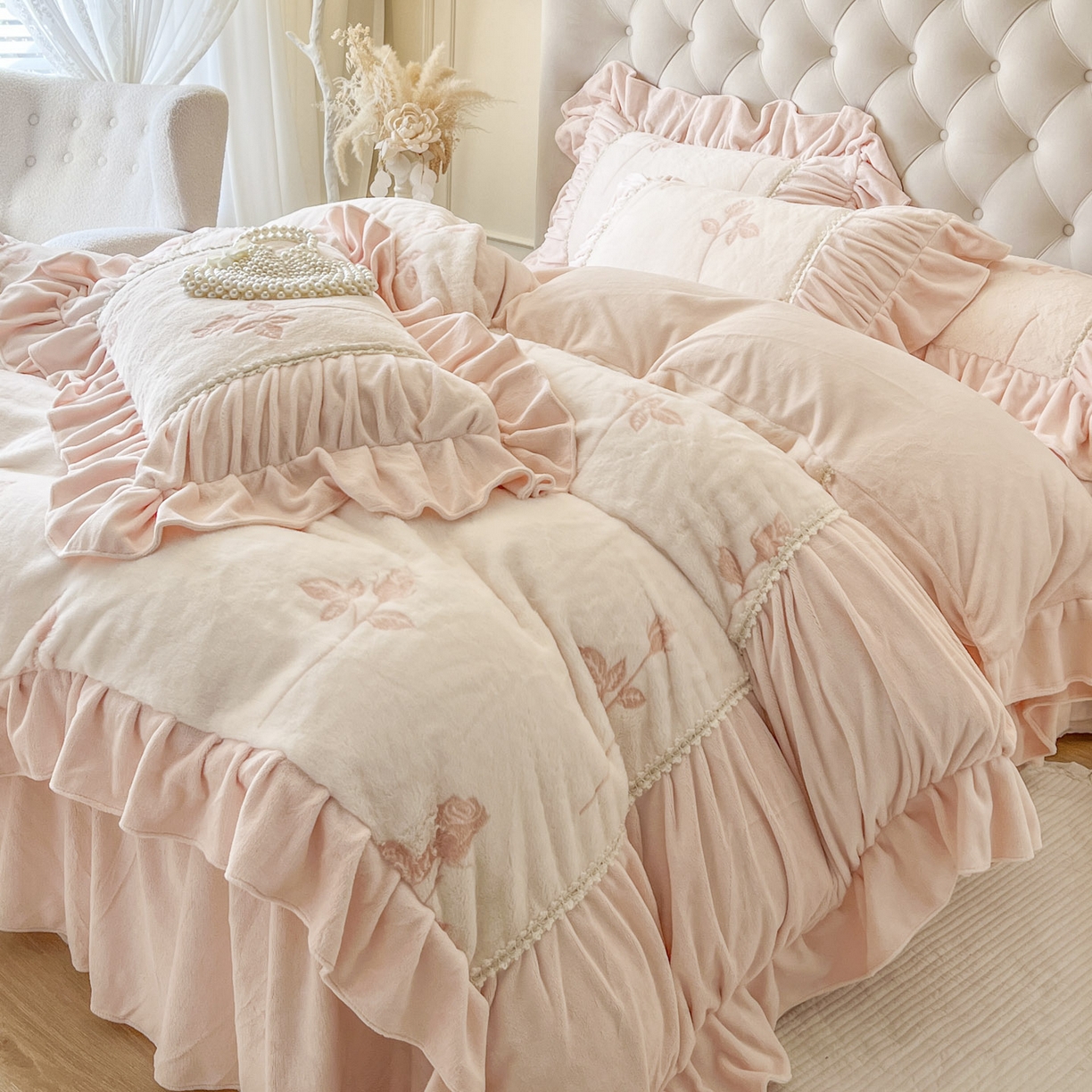 91家纺网 家纺一手货源 找家纺 亲亲公主 2025新款加厚高克重牛奶绒法式公主风四件套-热恋玫瑰 粉玉